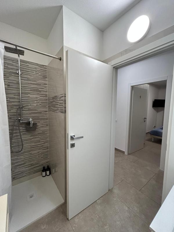 La Veranda Guest Rooms - Free Public Transport & Parking close to City Center - image 9