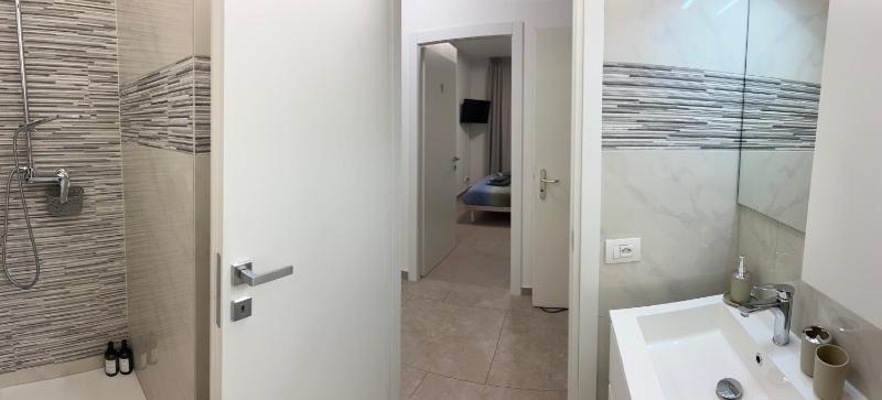 La Veranda Guest Rooms - Free Public Transport & Parking close to City Center - image 10