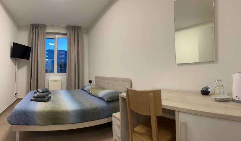 La Veranda Guest Rooms - Free Public Transport & Parking close to City Center - image 36