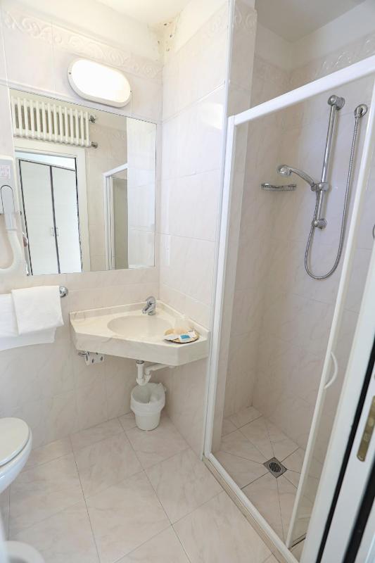 Deluxe Single Room with Sea View image 2