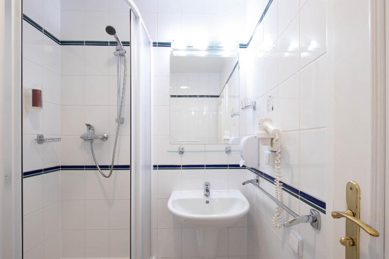 Double Room image 3