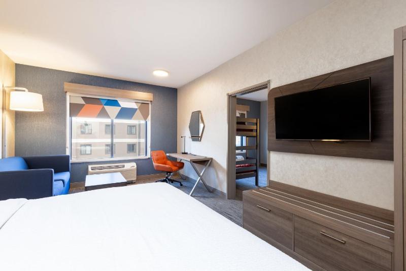 Deluxe Family Suite image 4