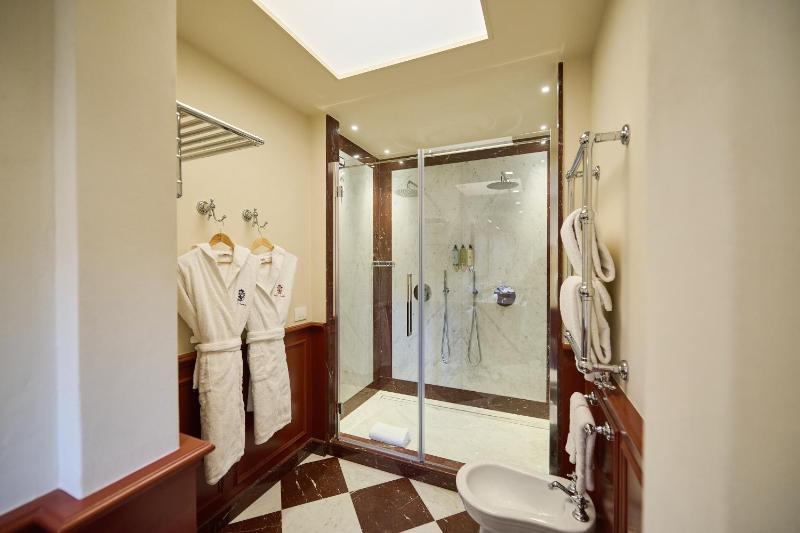 Deluxe Double or Twin Room image 2