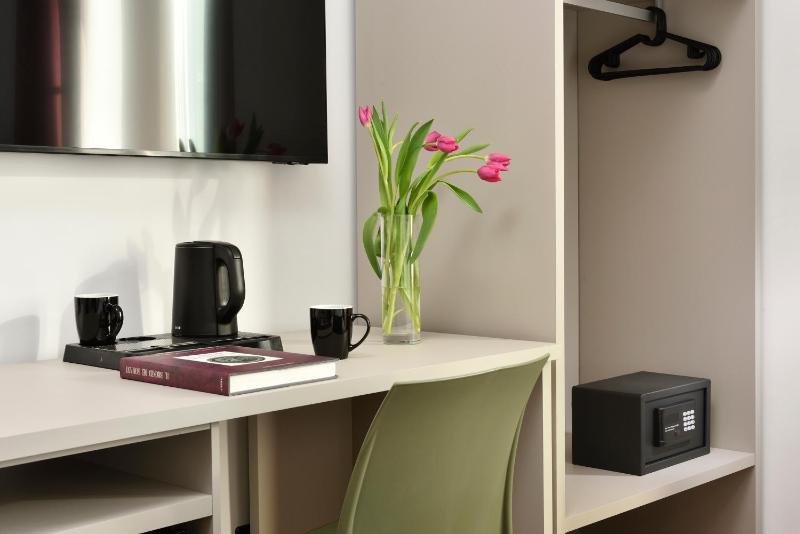 Double or Twin Room with External Private Bathroom and City View image 4