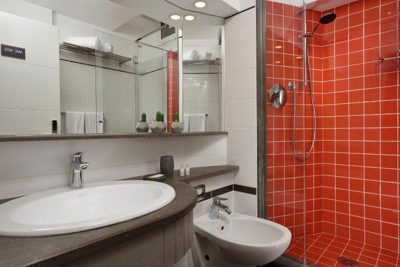 Double or Twin Room with External Private Bathroom and City View image 2