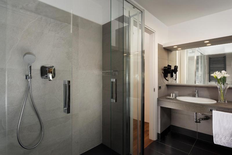 Deluxe Double or Twin Room with City View image 4