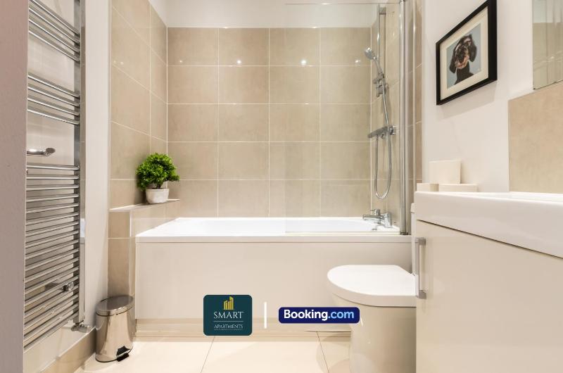 2 Bedroom Apartments By Smart Apartments Short Lets & Serviced Accommodation Apartment Southampton With Free WiFi - image 28