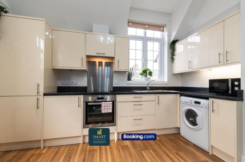 2 Bedroom Apartments By Smart Apartments Short Lets & Serviced Accommodation Apartment Southampton With Free WiFi - image 19