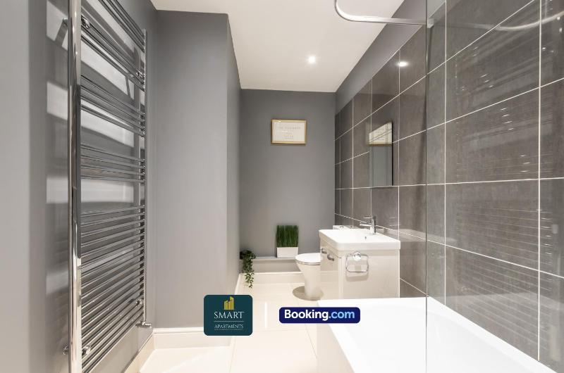 2 Bedroom Apartments By Smart Apartments Short Lets & Serviced Accommodation Apartment Southampton With Free WiFi - image 47