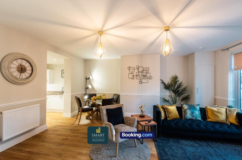 2 Bedroom Apartments By Smart Apartments Short Lets & Serviced Accommodation Apartment Southampton With Free WiFi - image 13