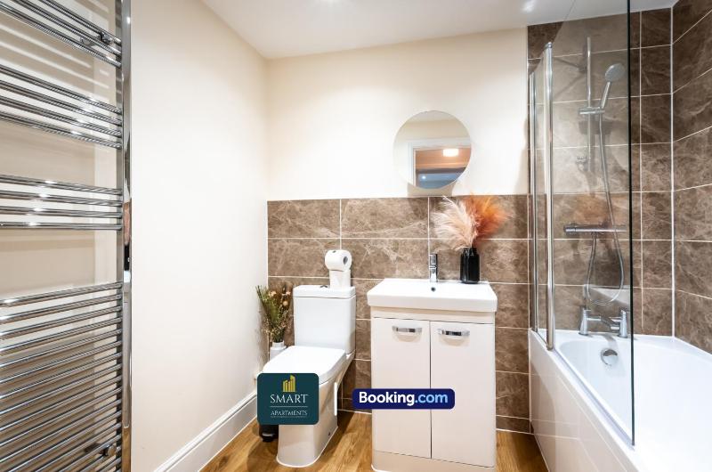 2 Bedroom Apartments By Smart Apartments Short Lets & Serviced Accommodation Apartment Southampton With Free WiFi - image 32