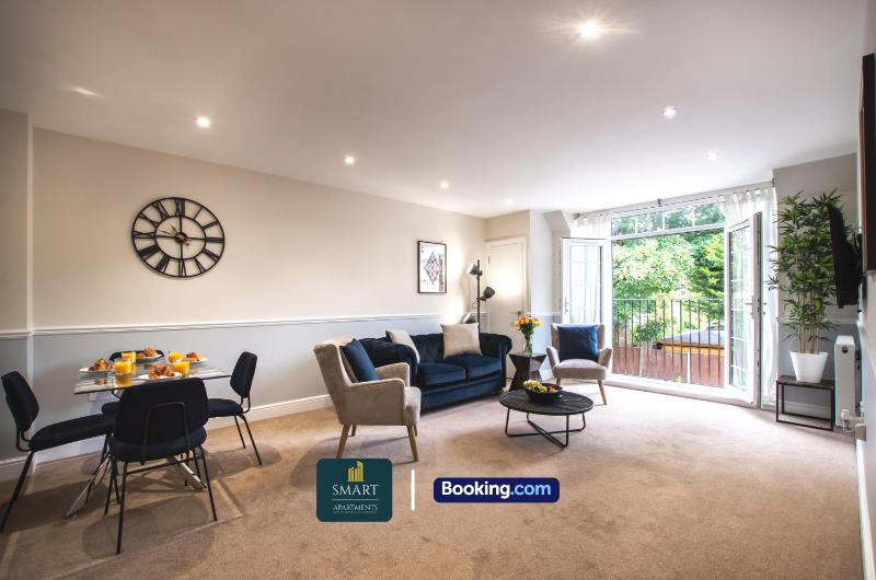 2 Bedroom Apartments By Smart Apartments Short Lets & Serviced Accommodation Apartment Southampton With Free WiFi - image 8