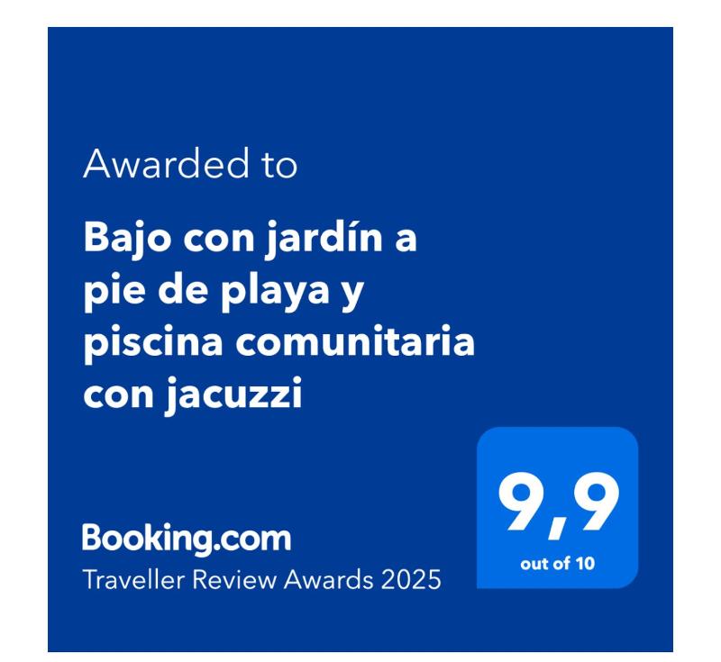 Bajo con jardín a pie de playa y piscina comunitaria con jacuzzi - image 30
