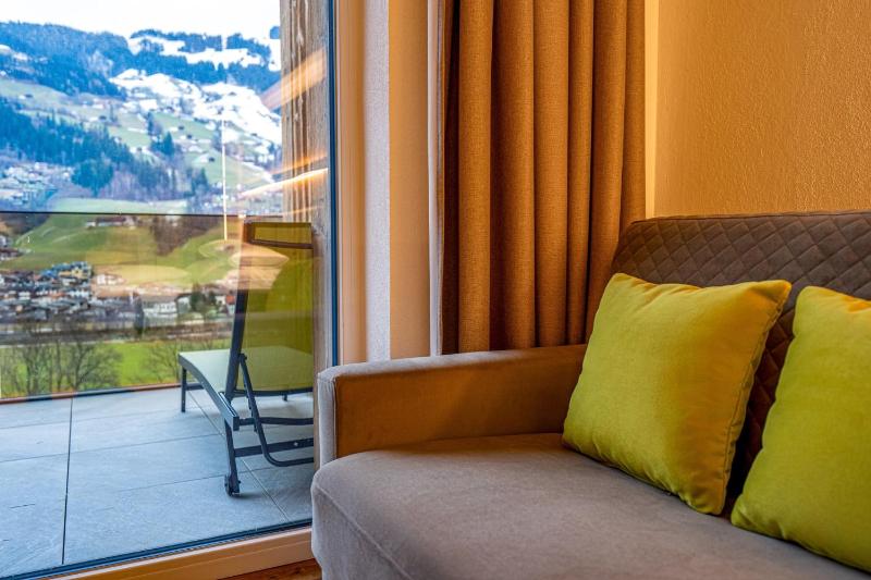 Deluxe Double Room with Balcony image 4