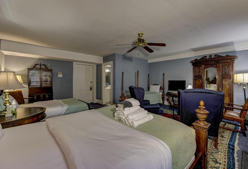 Family Room image 4
