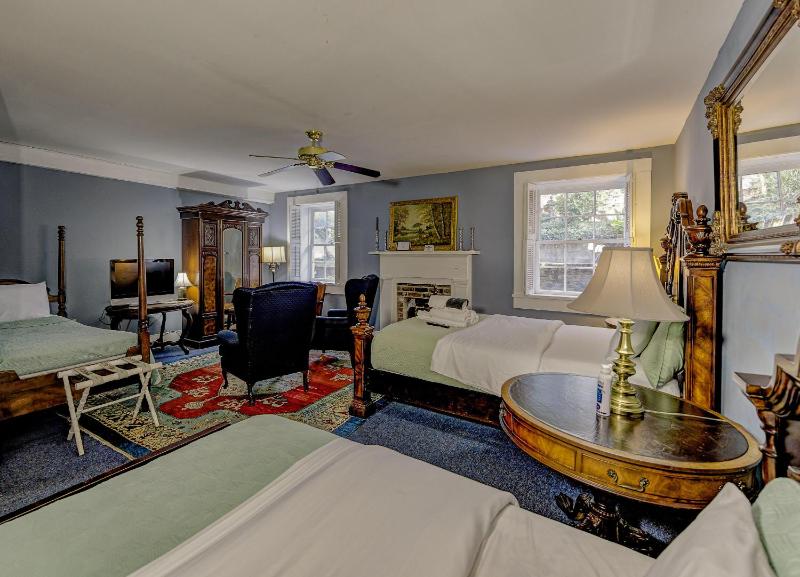 Family Room image 3