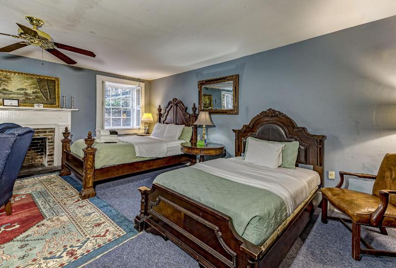 Family Room image 1