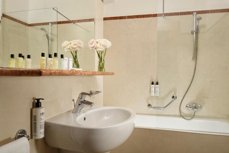 Junior Suite with Garden View and Spa access image 2