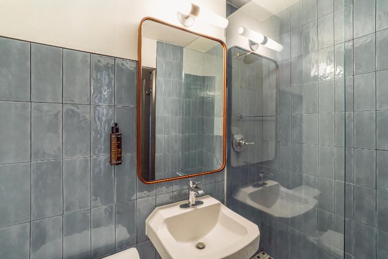 Standard Quadruple Room image 2