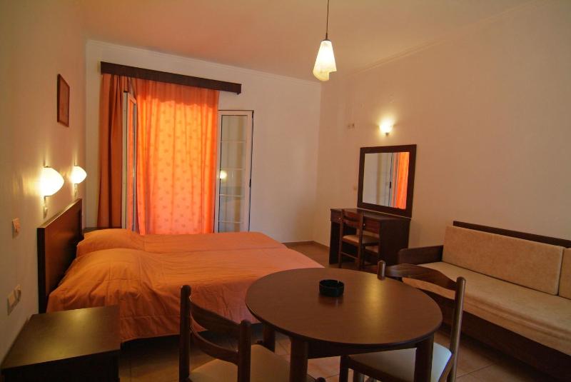 Economy Triple Room image 2