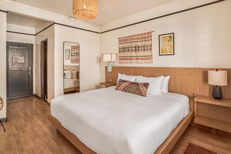 Superior King Room image 4