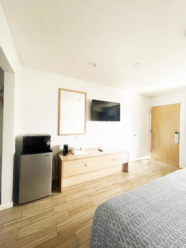 King Room - Accessible/Non-Smoking image 4