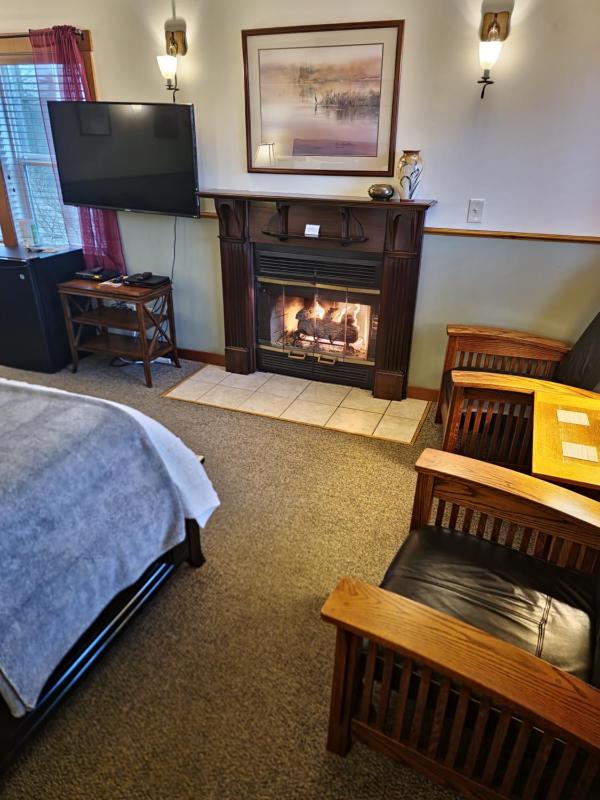 King Suite - Non-Smoking image 2