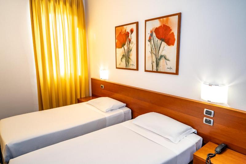 Twin Room image 1