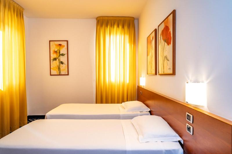 Twin Room image 4