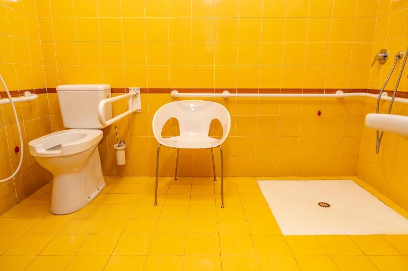 Single Room with Disability Access image 4