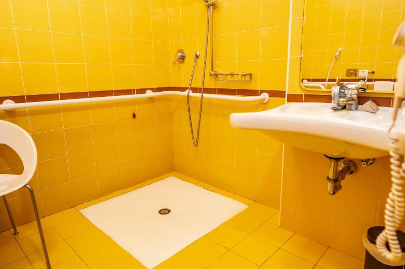 Single Room with Disability Access image 3