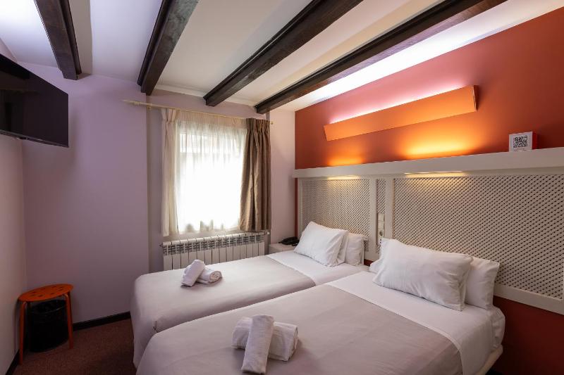 Standard Twin Room image 1