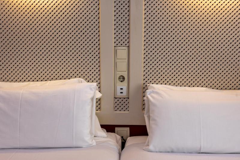 Standard Twin Room image 4