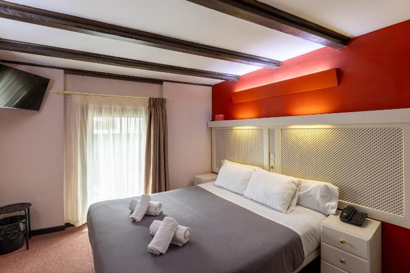 Double Room with Balcony image 4