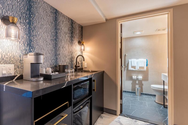 King Room with Whirlpool image 3