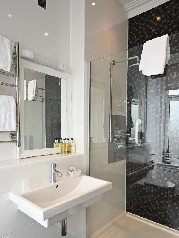 Premium Twin Room with Sea View image 2