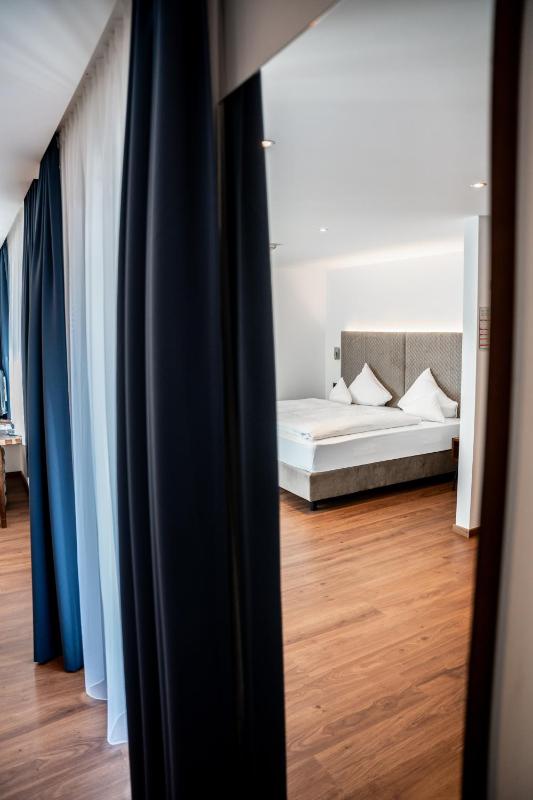 Deluxe Double Room with Balcony image 4