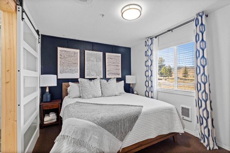 Deluxe King Room image 1