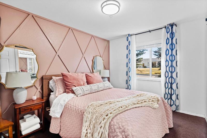 Deluxe Queen Room image 1