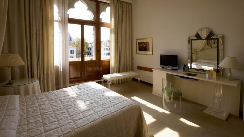 Deluxe Double Room - Canal View image 1