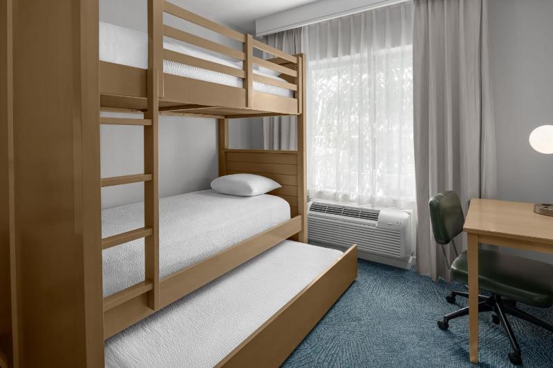 One-Bedroom Family Suite - Non-Smoking image 3