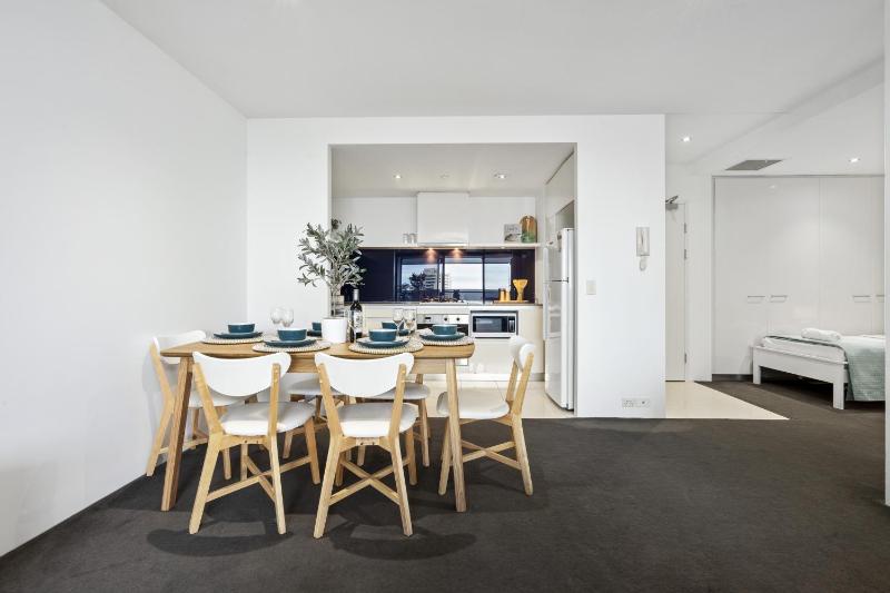 Circle on Cavill - QStay - image 10
