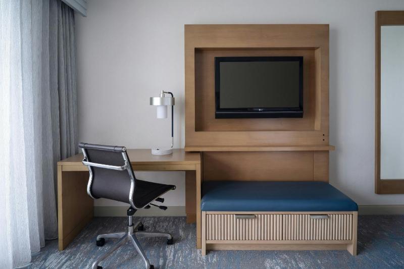 One-Bedroom King Suite with Waterfront View and Adapted Tub - Mobility and Hearing Accessible image 4