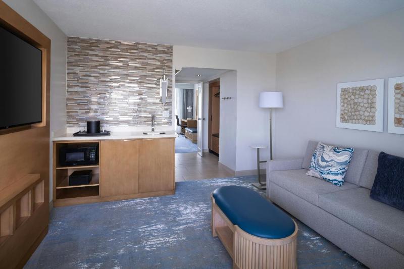 One-Bedroom King Suite with Waterfront View and Adapted Tub - Mobility and Hearing Accessible image 3