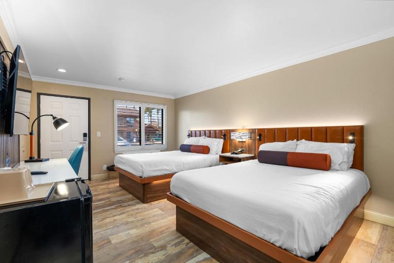 Queen Room with Two Queen Beds image 3