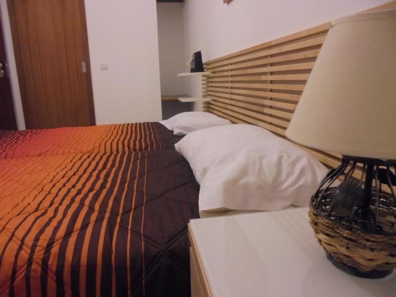 Twin Room with Private Bathroom image 4