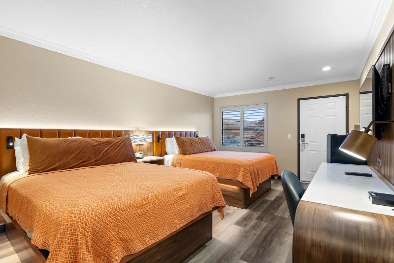 Queen Room with Two Queen Beds image 2