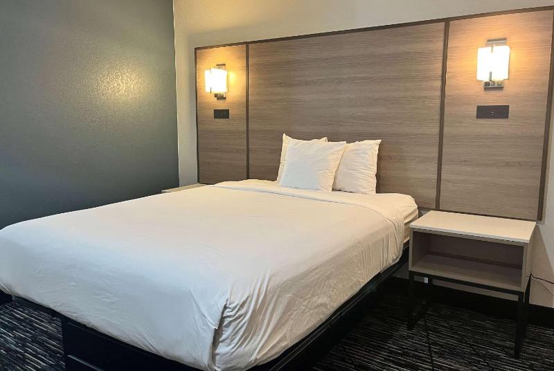 Suite with One King Bed and One Queen Bed- Non-Smoking image 1