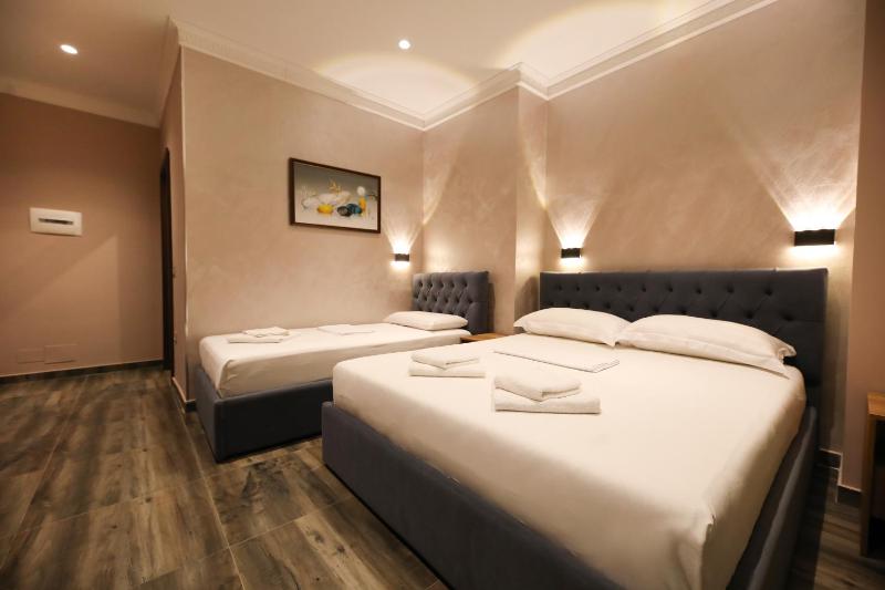 Triple Room with Balcony image 4