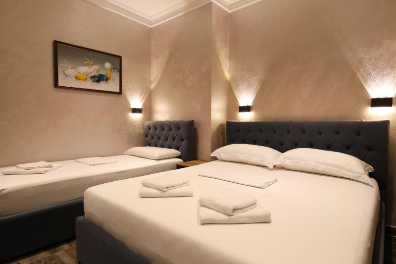 Triple Room with Balcony image 3
